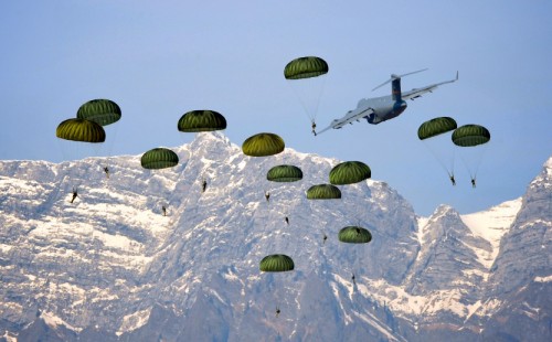 С каких высот и самолетов прыгают десантники с парашютом