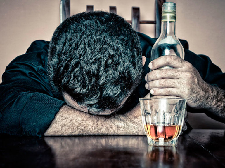 Знаменитости жизнь которых уничтожила алкогольная зависимость