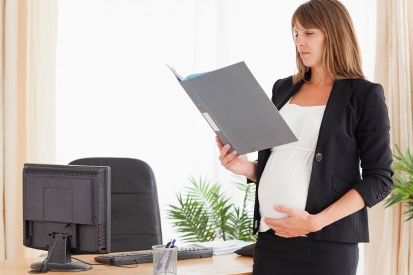 Увольнение беременной женщины по срочному трудовому договору