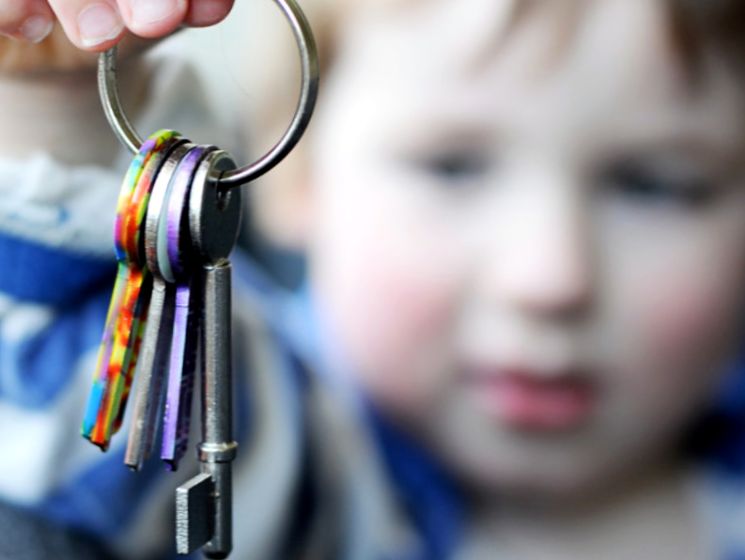 Как собственник может выписать несовершеннолетнего ребенка из квартиры? — юридические советы