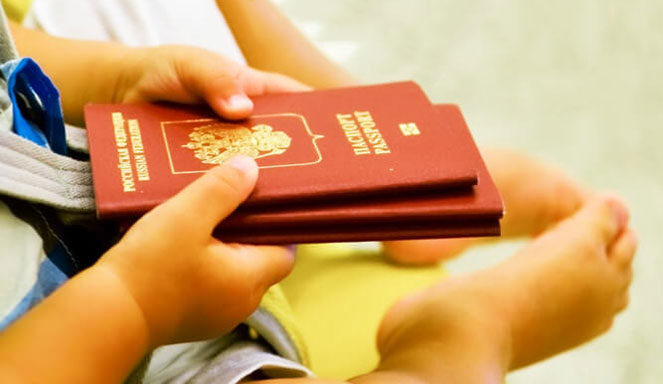 Как вписать ребенка в загранпаспорт родителей?