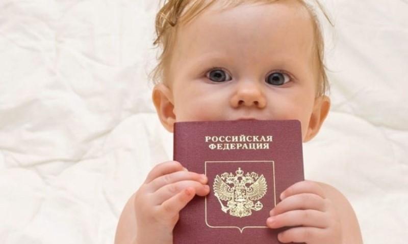 Как вписать ребенка в загранпаспорт родителей?