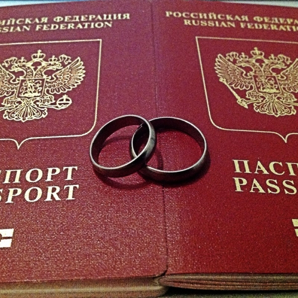 Нужно ли менять загранпаспорт при смене фамилии после свадьбы?