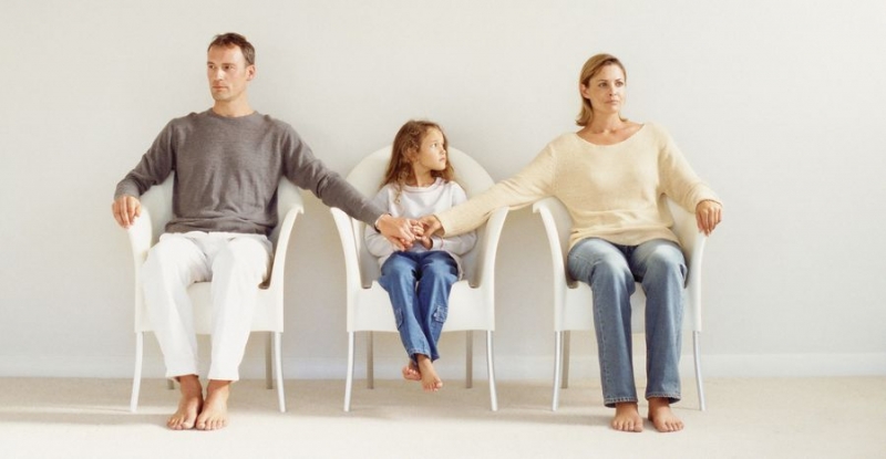 С кем остаются несовершеннолетние дети при разводе родителей?