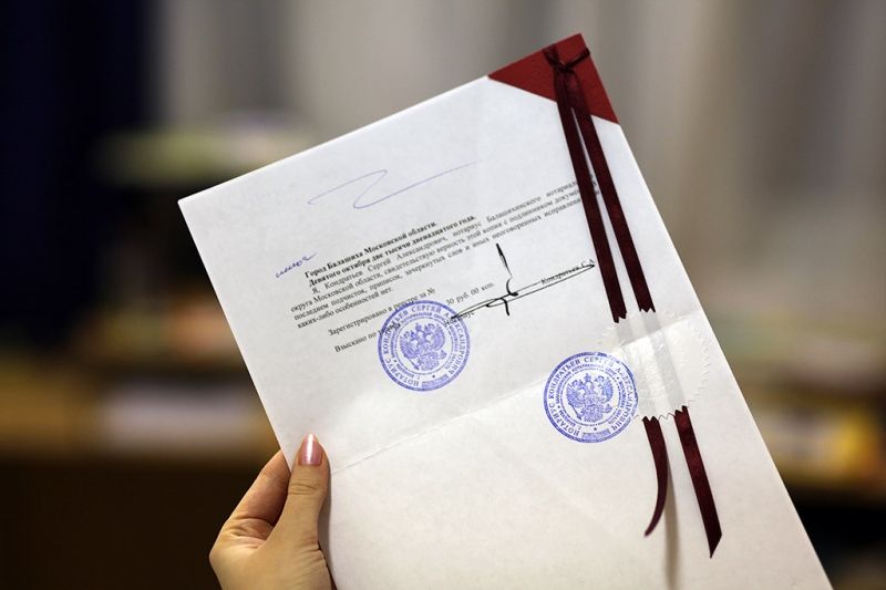 Заверять документы об образовании гербовой печатью теперь необязательно — юридические советы
